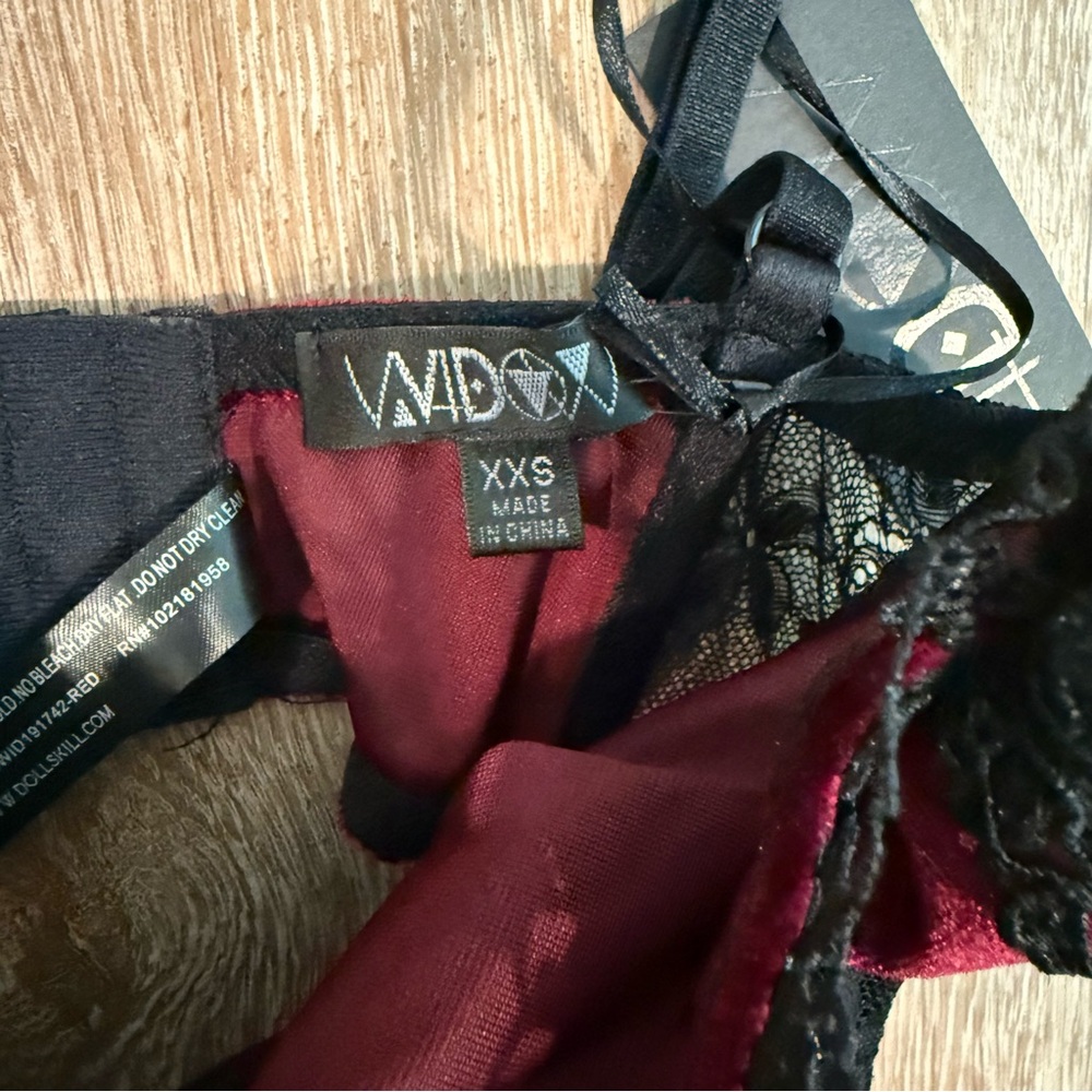 Dolls Kill Widow red and black velvet crop top
Size XXS
Brand new with tags - Picture 4 of 4